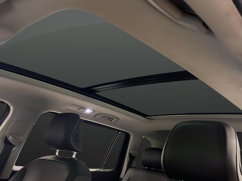 Used 2023 Volkswagen Tiguan SE w/ Panoramic Sunroof Package AWD/4WD image 12