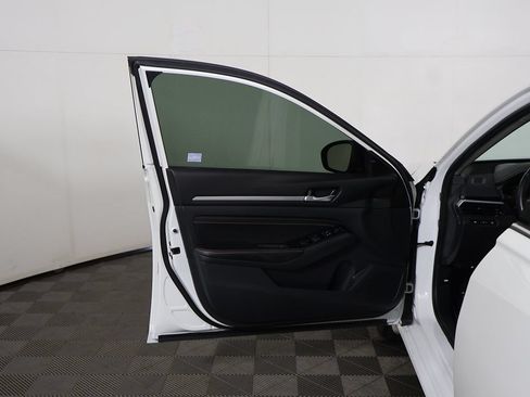 Used 2023 Nissan Altima 2.5 SR w/ SR Premium Package FWD image 19