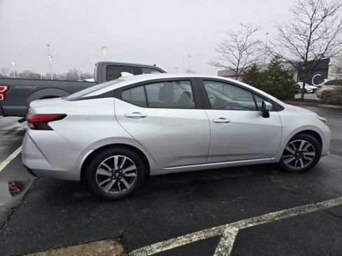 Used 2025 Nissan Versa SV image 8