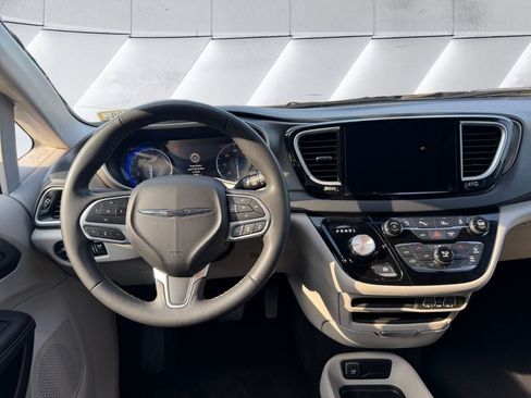 Used 2024 Chrysler Pacifica Touring-L FWD image 11