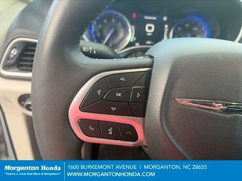 Used 2024 Chrysler Pacifica Touring-L FWD image 17