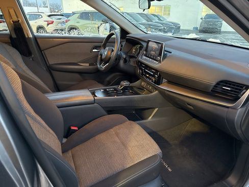 Used 2021 Nissan Rogue SV image 9