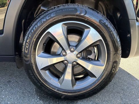 Used 2019 Jeep Cherokee Limited w/ Technology Group AWD/4WD image 3