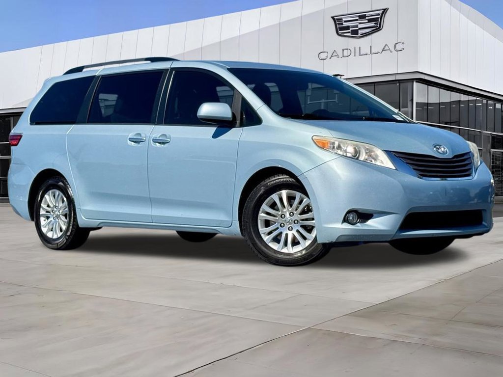 Used 2017 Toyota Sienna XLE Premium FWD image 2