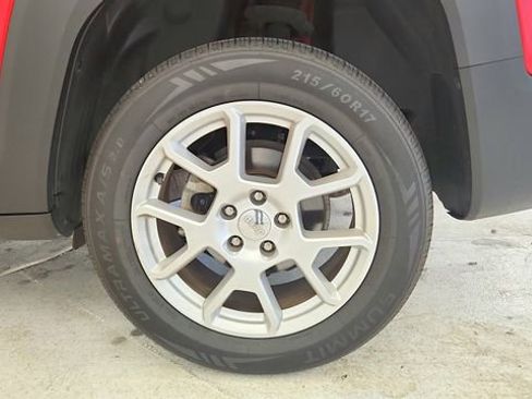 Used 2019 Jeep Renegade Latitude AWD/4WD image 22