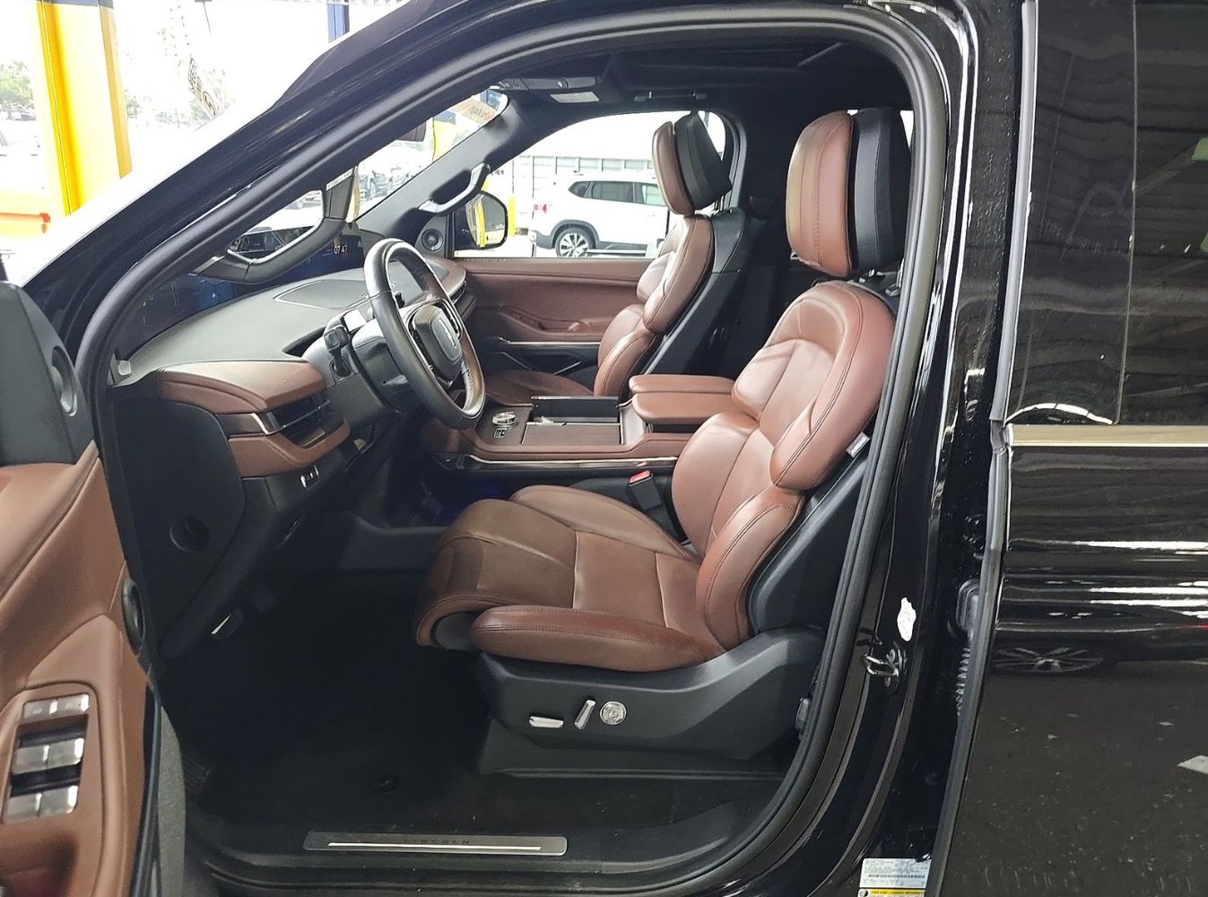 Used 2025 Lincoln Navigator Reserve AWD/4WD image 7