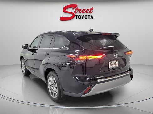 Certified 2026 Toyota Highlander Platinum AWD/4WD image 2