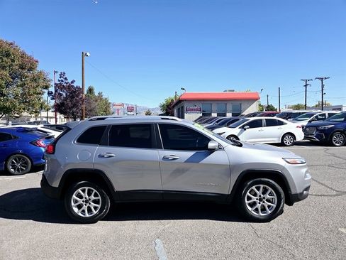 Used 2017 Jeep Cherokee Latitude image 2