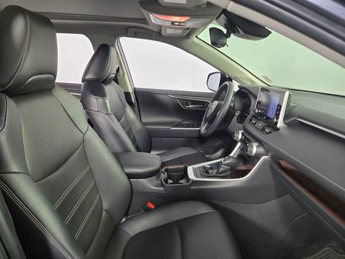 Used 2020 Toyota RAV4 Limited image 16