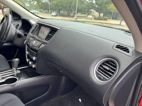 Used 2018 Nissan Pathfinder SV image 29