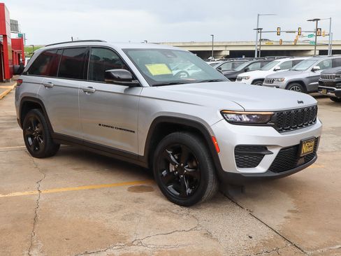 Used 2023 Jeep Grand Cherokee Altitude image 4