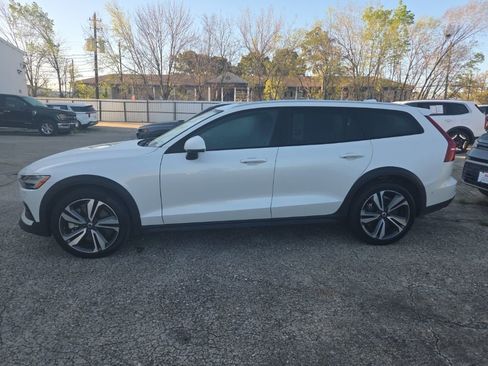 Used 2025 Volvo V60 B5 Cross Country Plus image 9