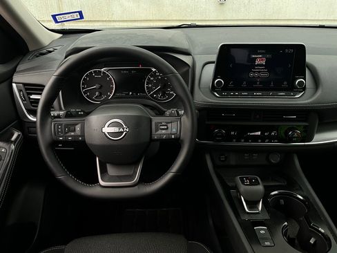 Used 2025 Nissan Rogue SV image 14