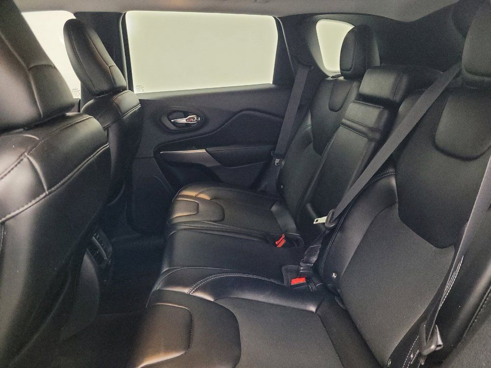 Used 2019 Jeep Cherokee Latitude Plus w/ Comfort/Convenience Group AWD/4WD image 18