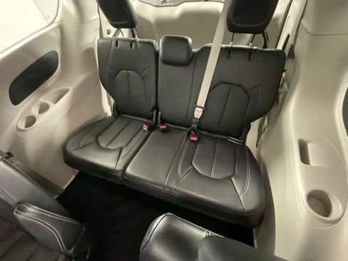 Used 2024 Chrysler Pacifica Touring-L FWD image 12