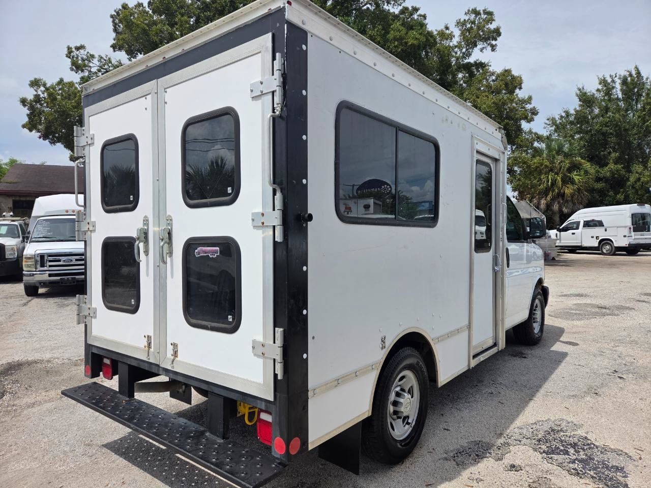Used 2016 Chevrolet Express 3500 RWD image 4