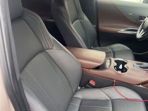 Used 2022 Toyota Venza Limited image 22