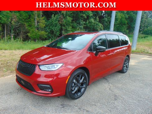 Certified 2025 Chrysler Pacifica Limited FWD image 8