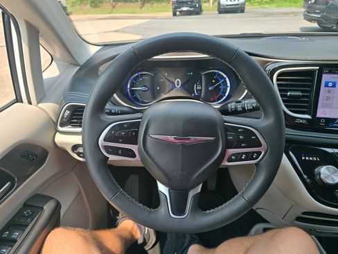 Used 2024 Chrysler Pacifica Limited FWD image 23