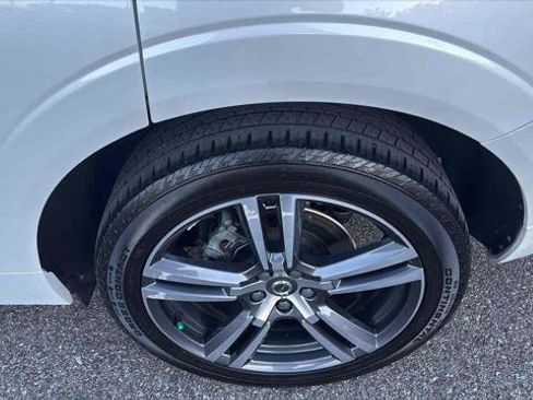 Used 2019 Volvo XC60 T5 Momentum w/ Multimedia Package image 9