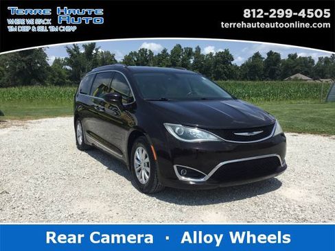 Used 2018 Chrysler Pacifica Touring-L w/ Premium Audio Group FWD image 1