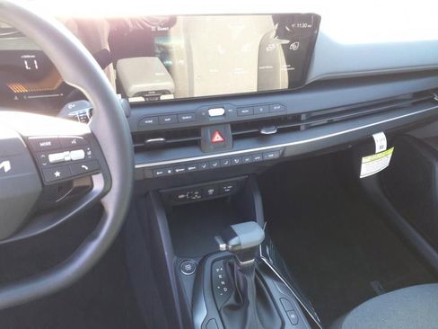 New 2025 Kia K4 LXS image 25