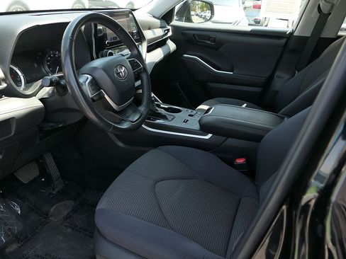 Used 2024 Toyota Highlander LE FWD image 8
