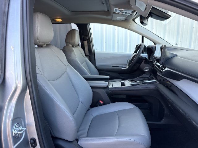 Used 2025 Toyota Sienna XLE FWD image 31