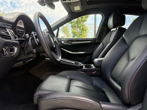 Certified 2025 Porsche Macan image 13