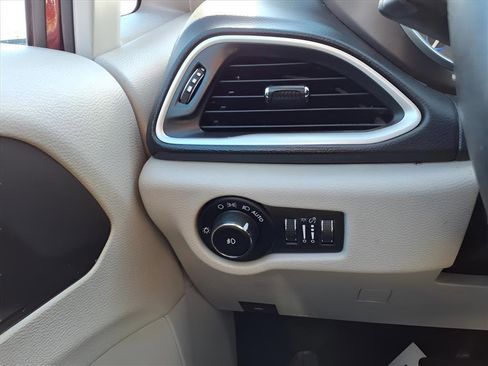 Used 2017 Chrysler Pacifica Touring-L image 15