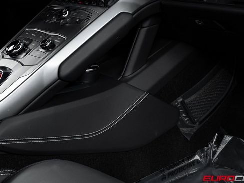 Used 2018 Lamborghini Huracan LP 580-2 RWD image 34