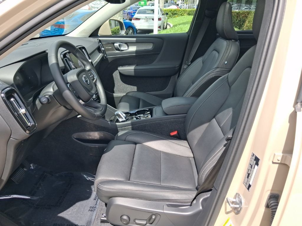 Certified 2025 Volvo XC40 B5 Ultra w/ Protection Package AWD/4WD image 14