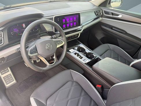 Used 2024 Volkswagen Atlas Peak Edition SEL AWD/4WD image 4