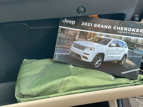 Used 2021 Jeep Grand Cherokee Laredo AWD/4WD image 27