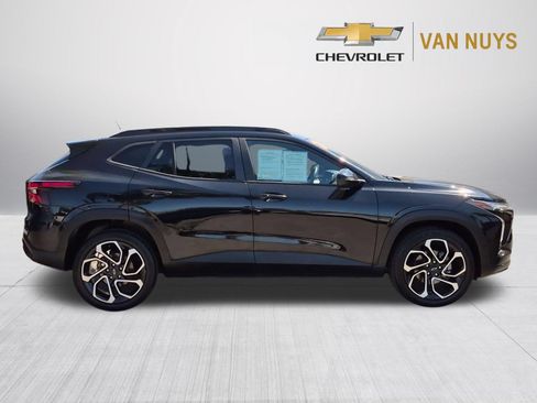 Used 2024 Chevrolet Trax RS w/ Sunroof Package FWD image 4