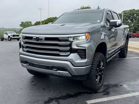 Used 2025 Chevrolet Silverado 1500 High Country AWD/4WD image 2