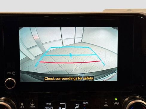 Used 2025 Toyota Highlander XLE image 12