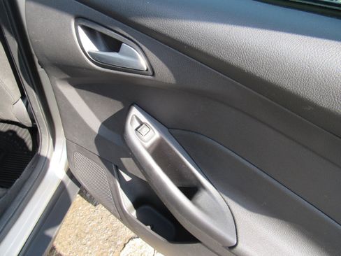 Used 2018 Ford Focus SE w/ Cold Weather Package image 35