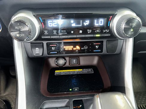 Used 2020 Toyota RAV4 Limited image 14