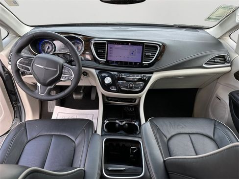 Used 2022 Chrysler Pacifica Limited w/ Uconnect Theater Family Group image 17