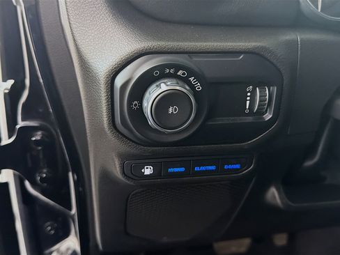 Used 2023 Jeep Wrangler Unlimited Sahara w/ Cold Weather Group AWD/4WD image 16