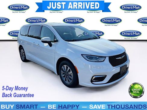 Used 2023 Chrysler Pacifica Touring-L FWD image 1