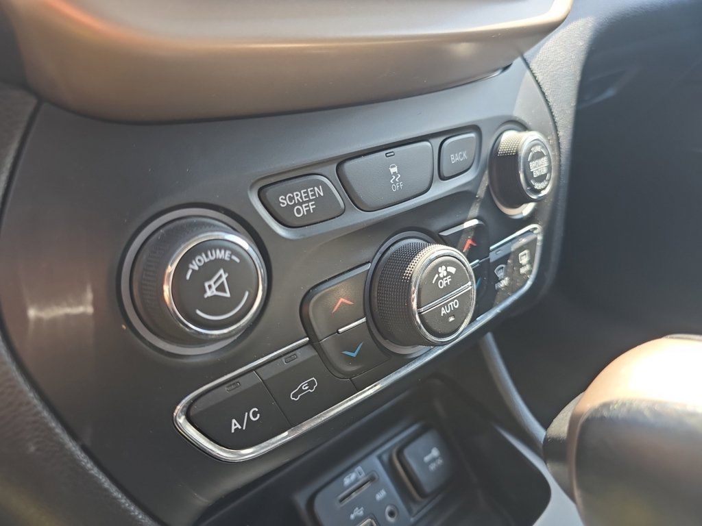 Certified 2018 Jeep Cherokee Limited AWD/4WD image 28