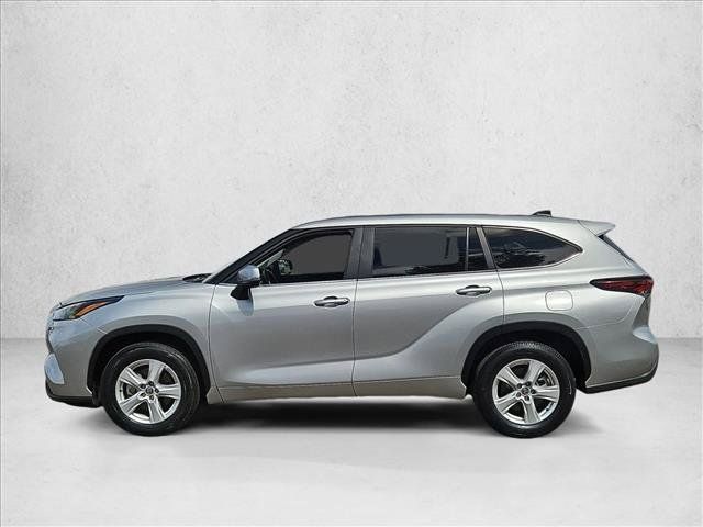 Used 2025 Toyota Highlander LE FWD image 10