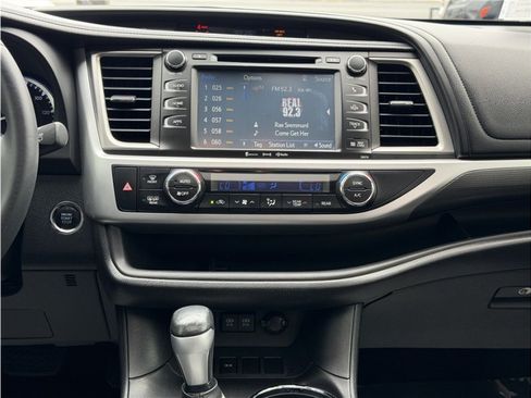Used 2017 Toyota Highlander SE FWD image 49