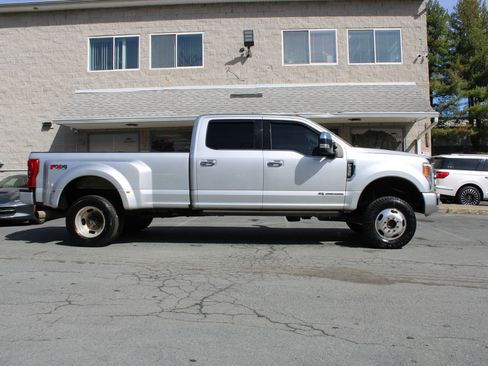 Used 2018 Ford F350 Platinum w/ Platinum Ultimate Package AWD/4WD image 16