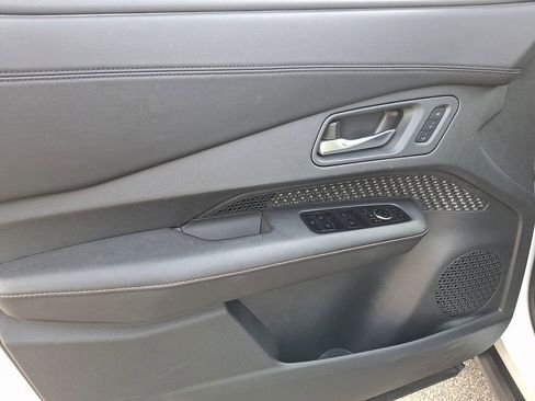 Used 2024 Nissan Ariya FWD image 12