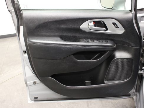 Used 2020 Chrysler Pacifica Touring-L Plus FWD image 19