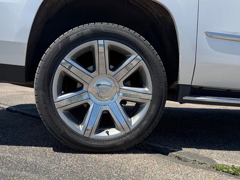 Used 2019 Cadillac Escalade ESV Luxury AWD/4WD image 21
