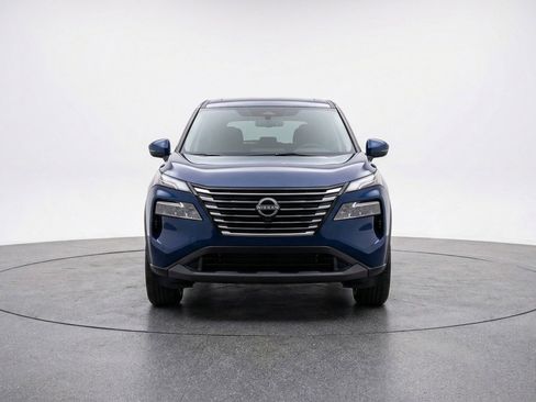 Used 2025 Nissan Rogue SV image 2